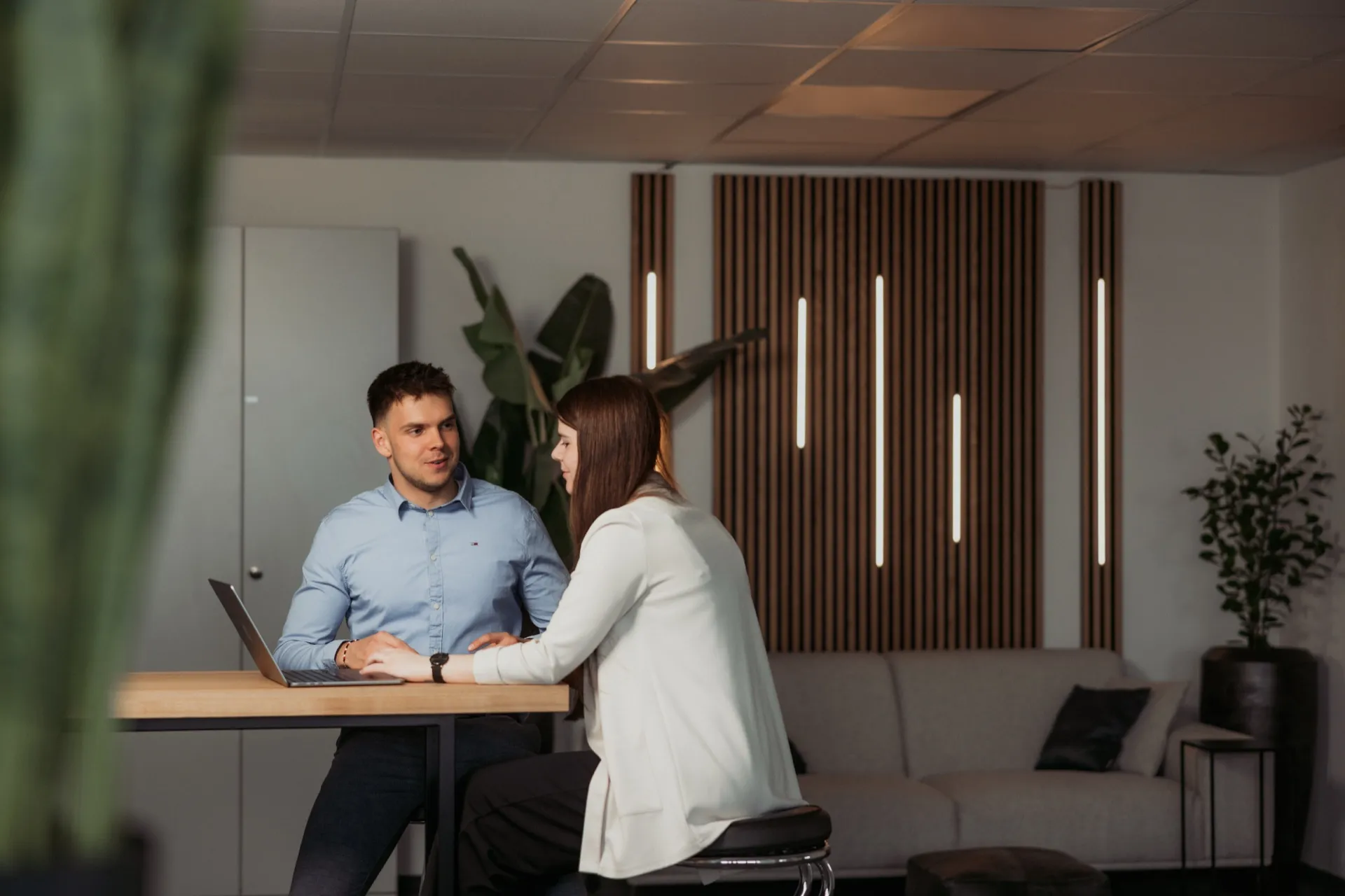 Beratungsgespräch in der Lounge