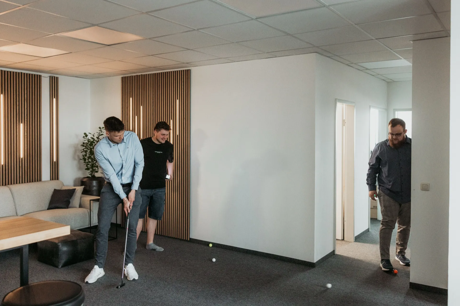 Büroalltag bei tprime — Minigolf in der Pause