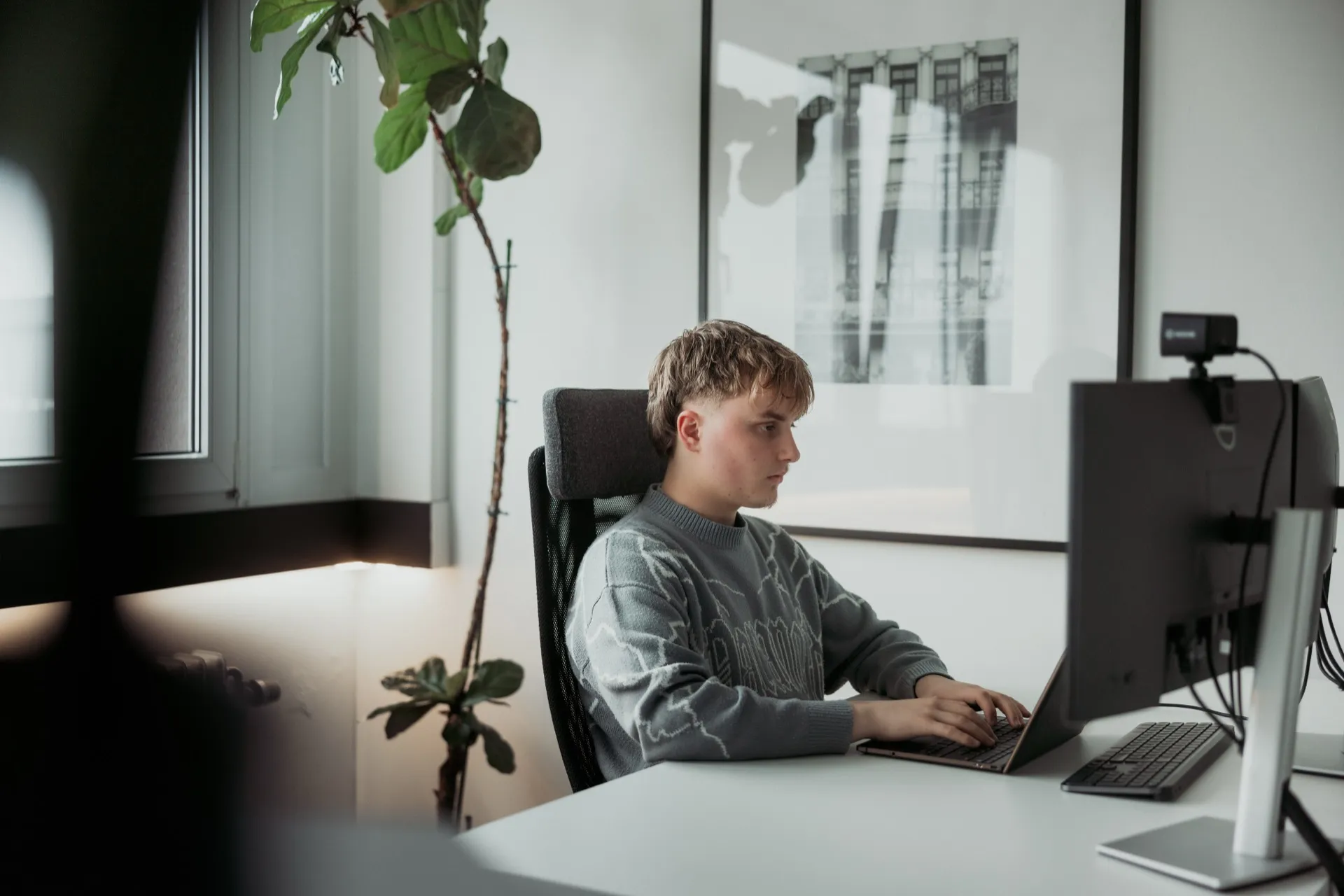 Elias plant eine IT-Strategie am Whiteboard