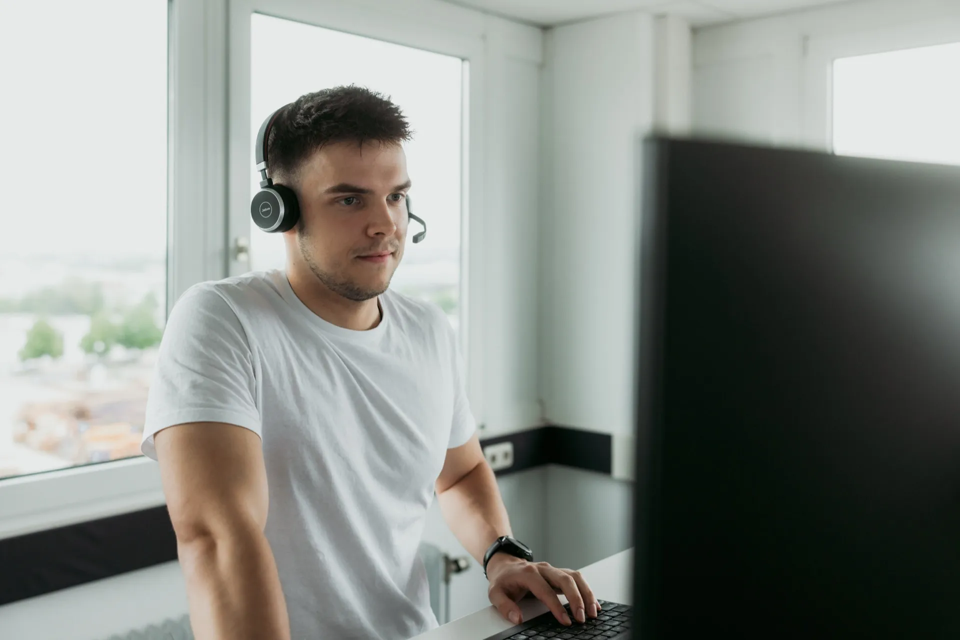 Konzentriertes Arbeiten an KI- und Automatisierungslösungen