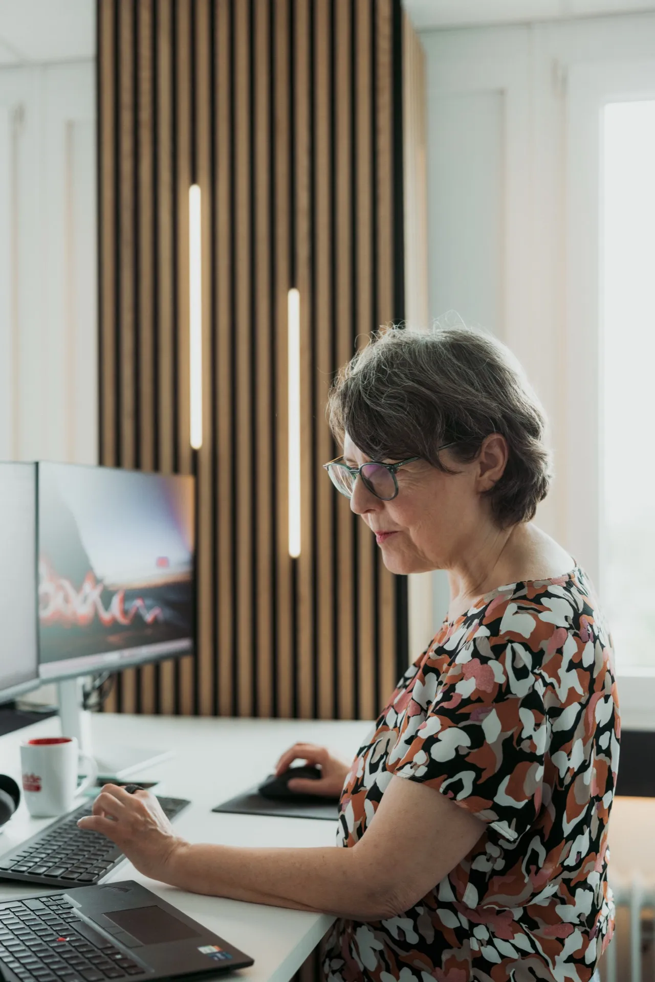Aufgeräumter digitaler Arbeitsplatz als Beispiel für ein papierloses Büro